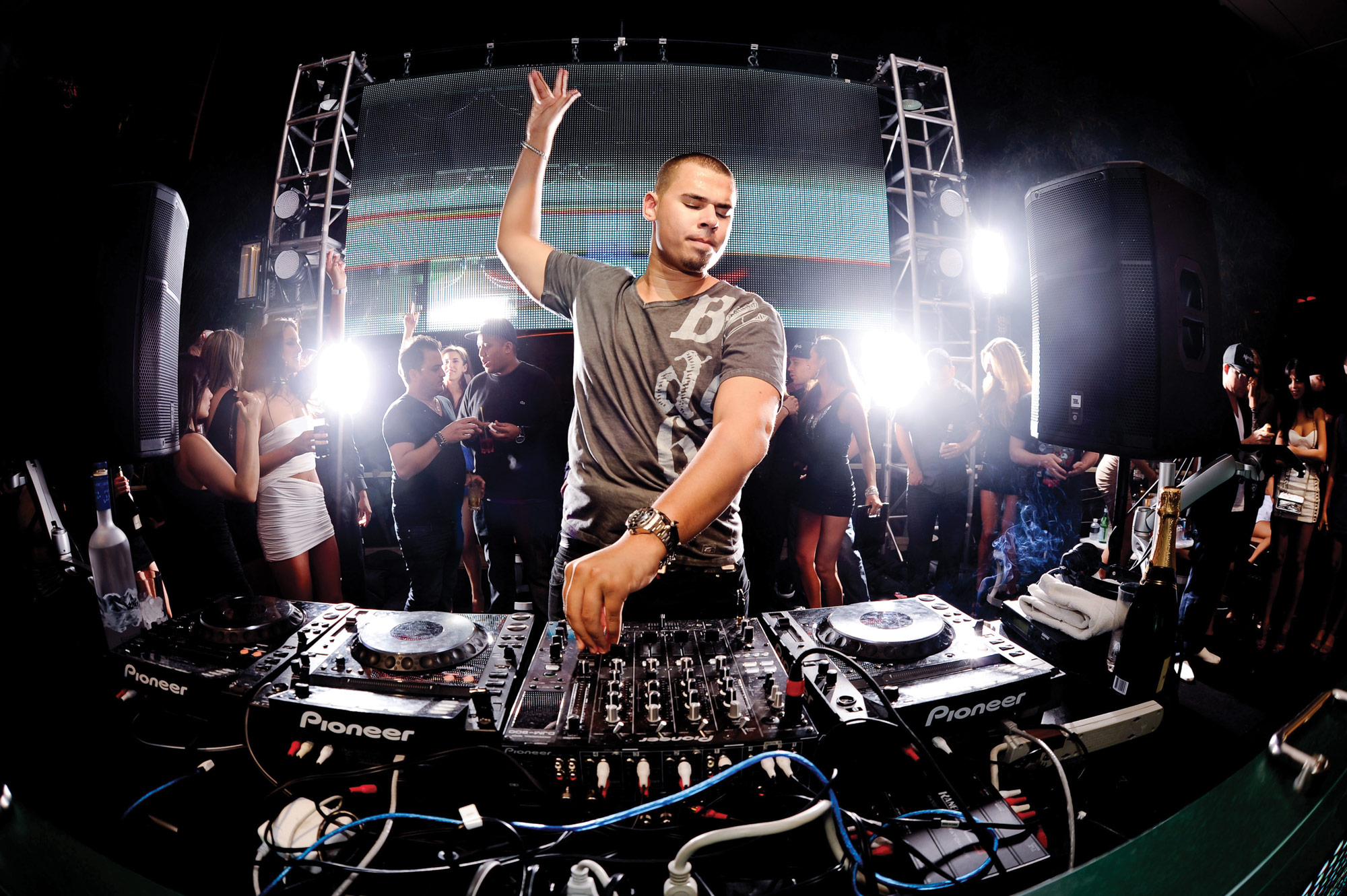 Afrojack arguably might be the king of dutch and one of the top heads of dance, especially with his weekly podcast 'Jacked Radio' full of banging new tunes!