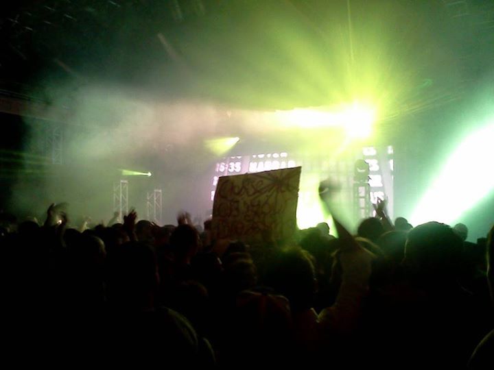 Notice how this sign almost completely blocks the view of the stage? For the love of PLUR please don't hold it up the whole night!