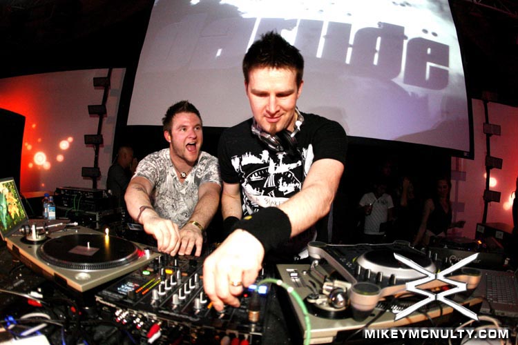 darude with other guy collaborating djing