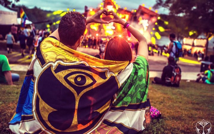 a couple dances together at tomorrowland