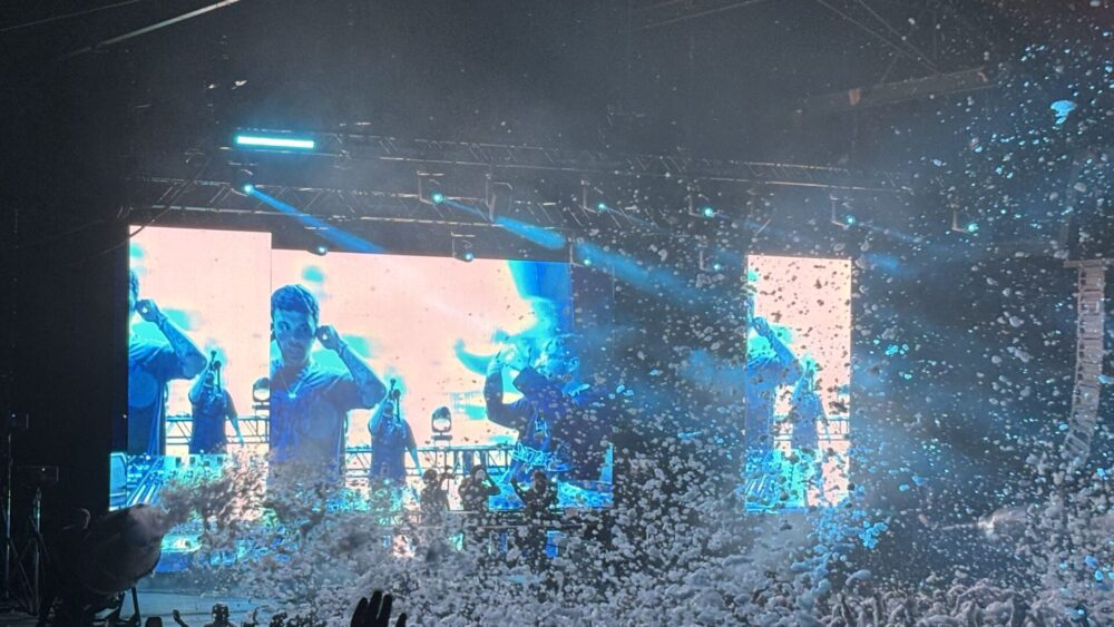 Ray Volpe and Kai Wachi Foam Wonderland with live cam visuals and waves of foam
