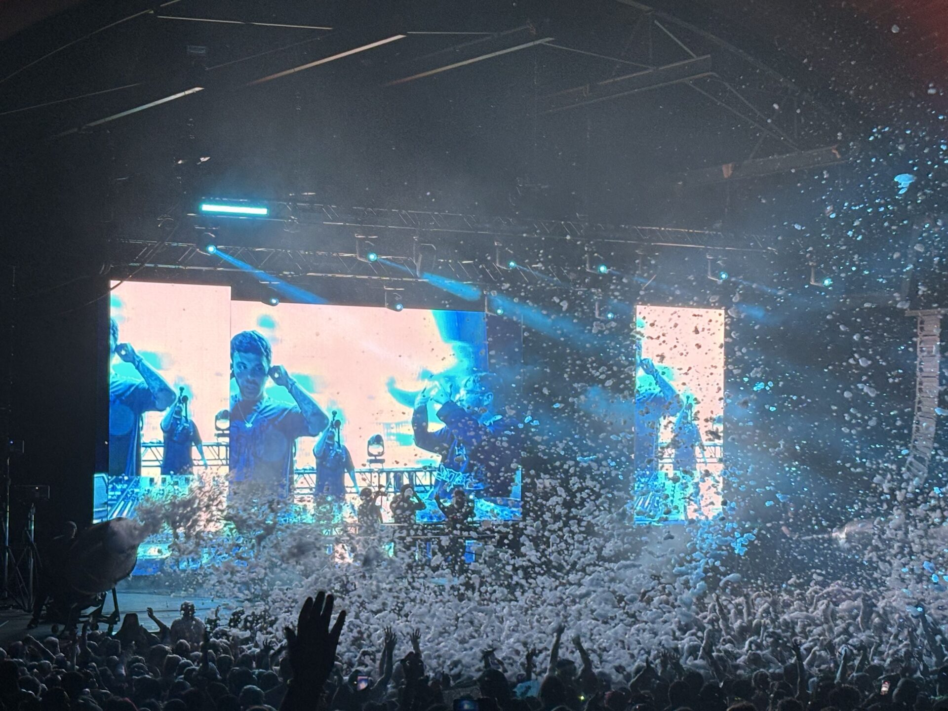 Ray Volpe and Kai Wachi Foam Wonderland with live cam visuals and waves of foam